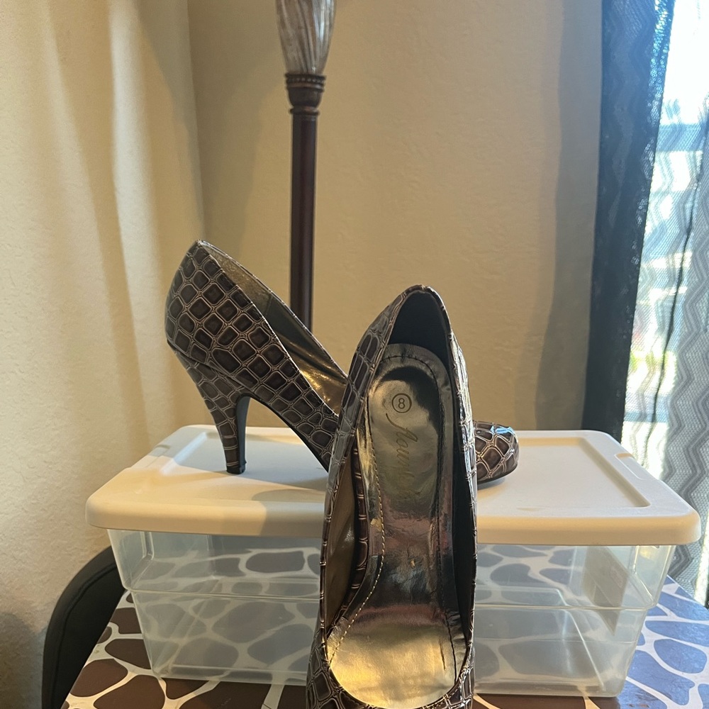 Brown grayish heels